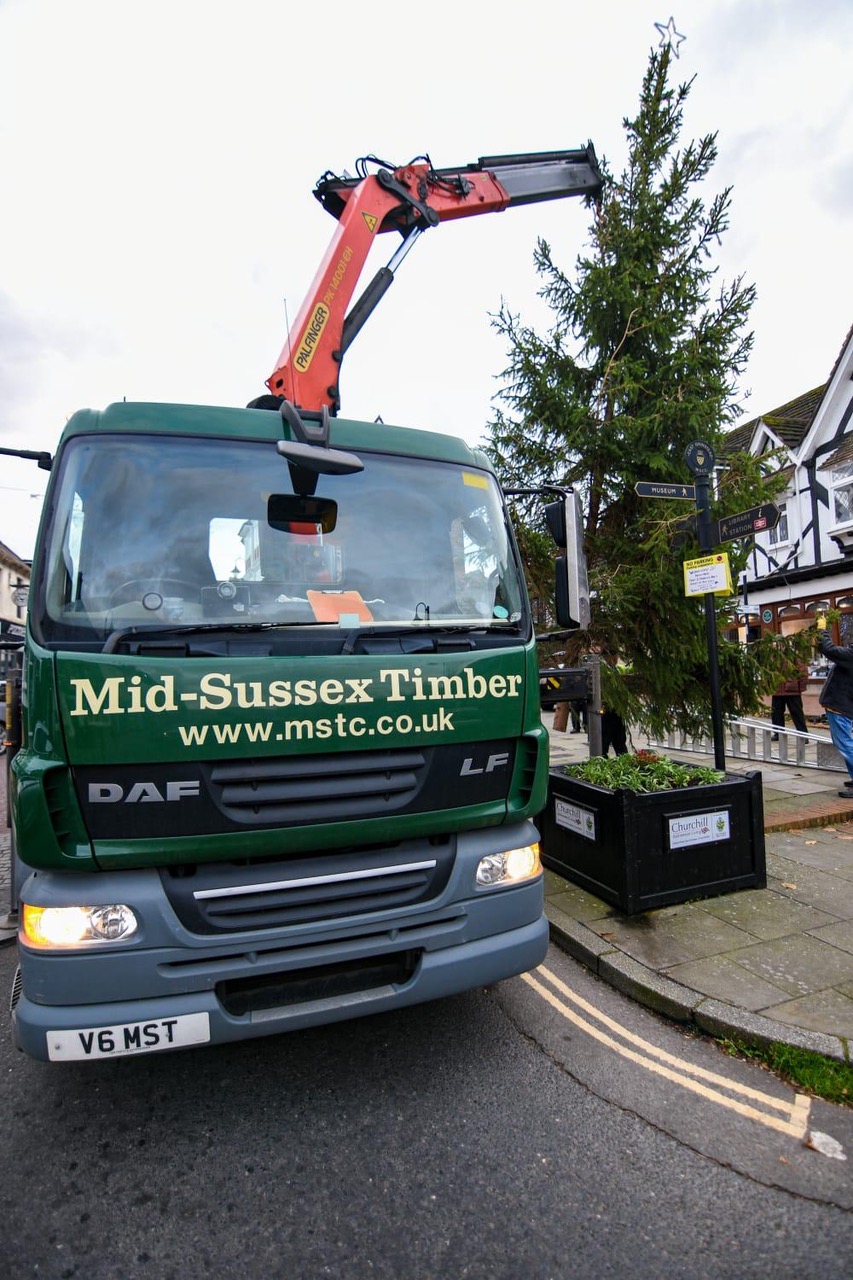 Mid-Sussex Timber delivers Christmas Tree for East Grinstead to mark an annual tradition @midsussextimber
