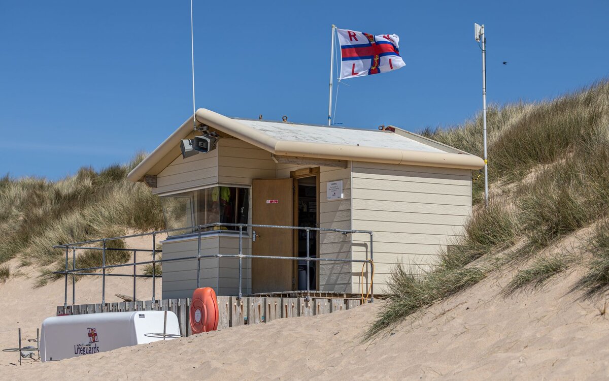 Ten Years Younger? Cedral brings the Midas Touch to RNLI lifeguard hut @CedralUK